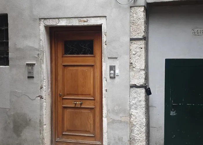 Large Top 3 Rooms Flat Central Rialto